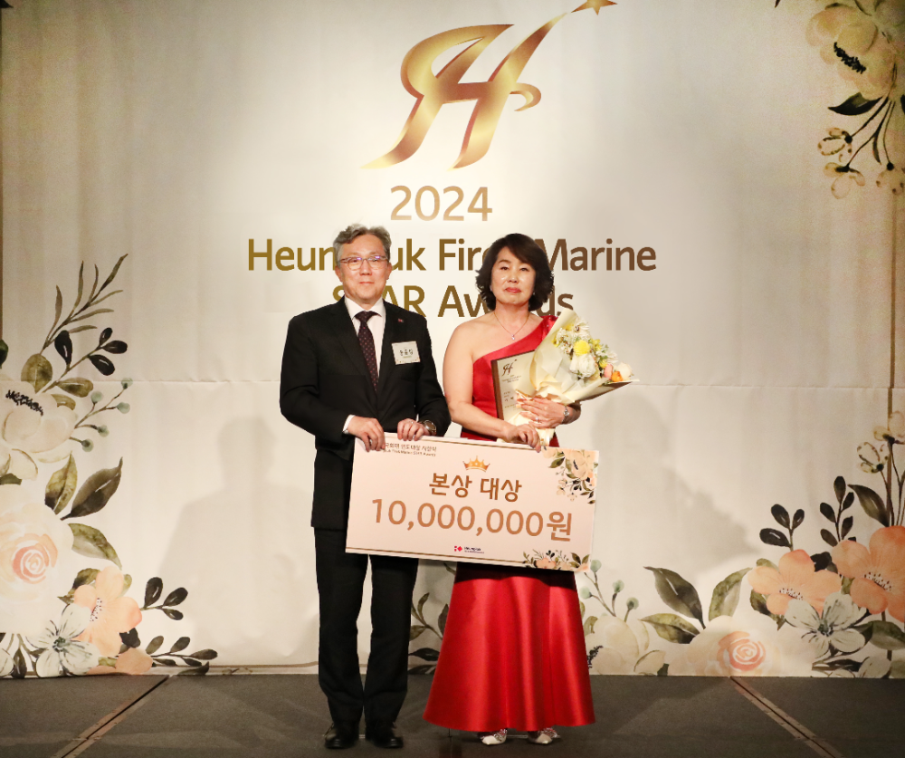 (왼쪽부터) 흥국화재 송윤상 대표이사, 본상대상 수상자 이미선 울산지점 영업팀장이 기념촬영을 하고 있다.(2025.04.15.)./사진제공=흥국화재