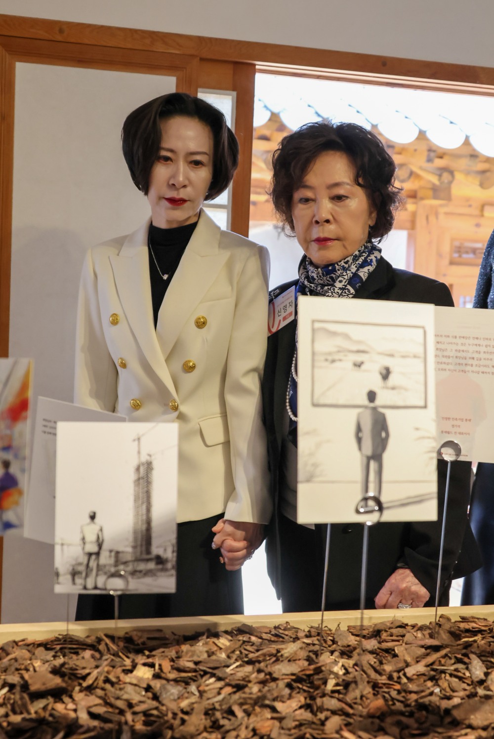 장혜선 롯데재단 이사장(왼쪽)과 신영자 롯데재단 의장이 손을 꼭 잡고 ‘상전 신격호 展 : 그가 바라본 내일’ 전시회를 둘러보는 모습. /사진제공=롯데재단