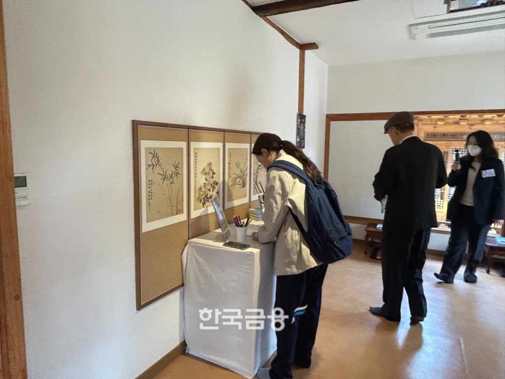 전시회를 둘러보는 사람들의 모습. /사진=박슬기 기자