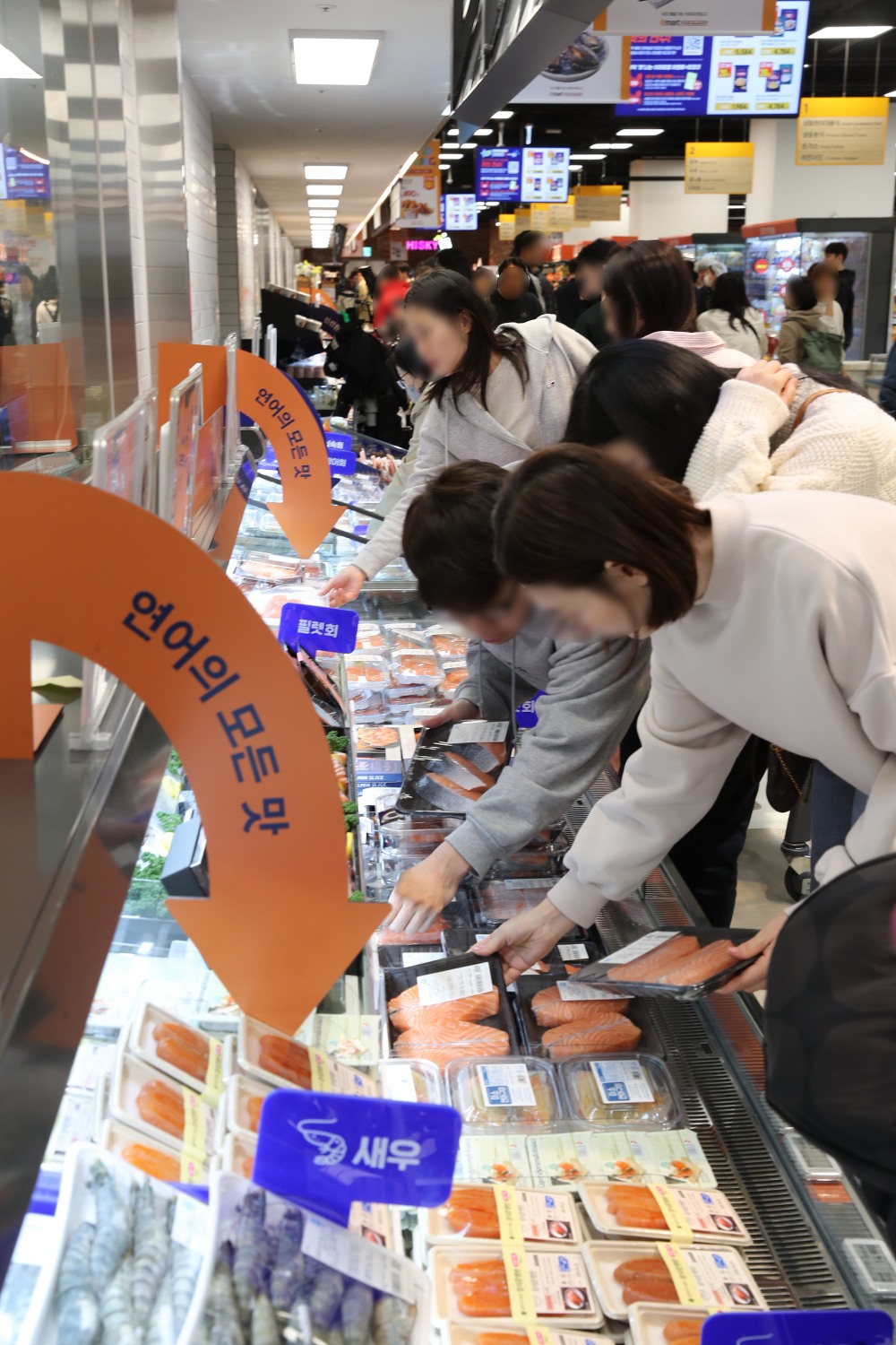 '연어의 모든맛' 존에서 상품을 구매하는 소비자들의 모습. /사진제공=이마트