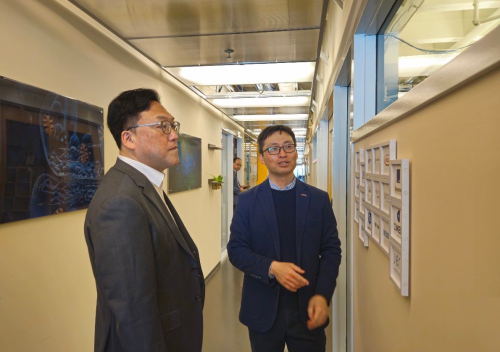 김병환 금융위원장(왼쪽)이 현지시간 21일, 미국 보스턴 한국보건산업진흥원 미국지사에 방문해 박순만 한국보건산업진흥원 미국지사장의 설명을 듣고 있다. / 사진제공 = 금융위원회