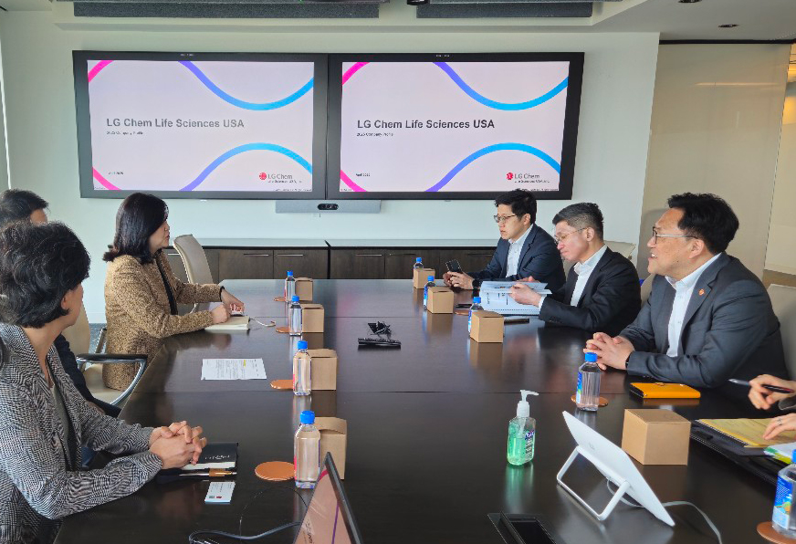 현지시간 21일 LG화학이 인수한 미국 기업 '아베오 온콜로지(AVEO Oncology)'를 방문한 김병환 금융위원장(맨 오른쪽)이 임직원들과 이야기를 나누고 있다. / 사진제공 = 금융위원회