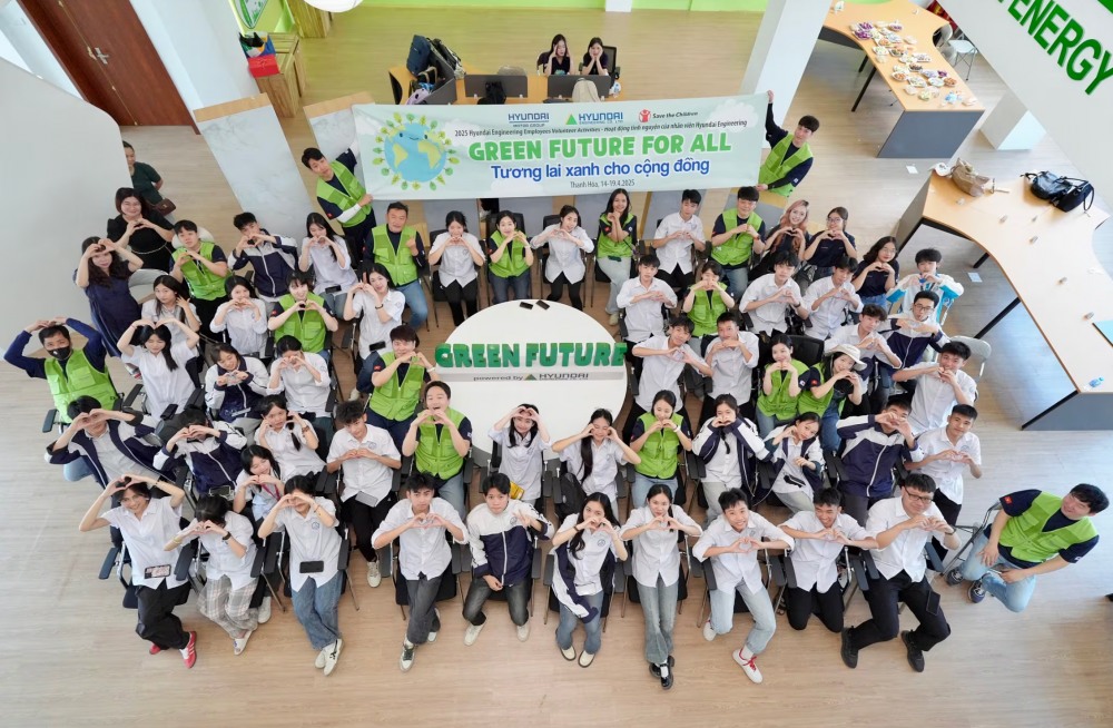 현대엔지니어링 글로벌 봉사단과 학생들이 지난 15일(현지 시각) 베트남 타인호아성 ‘기후변화 대응 교육센터’에서 기념사진을 촬영하고 있다. / 사진제공=현대엔지니어링