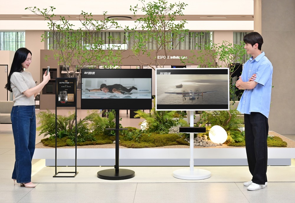 삼성전자 모델이 2025년형 OLED TV, 더 프레임 TV와 결합된 무빙스타일에서 상영되는 <미션 임파서블: 파이널 레코닝> 영상을 감상하고 있다. / 사진=삼성전자