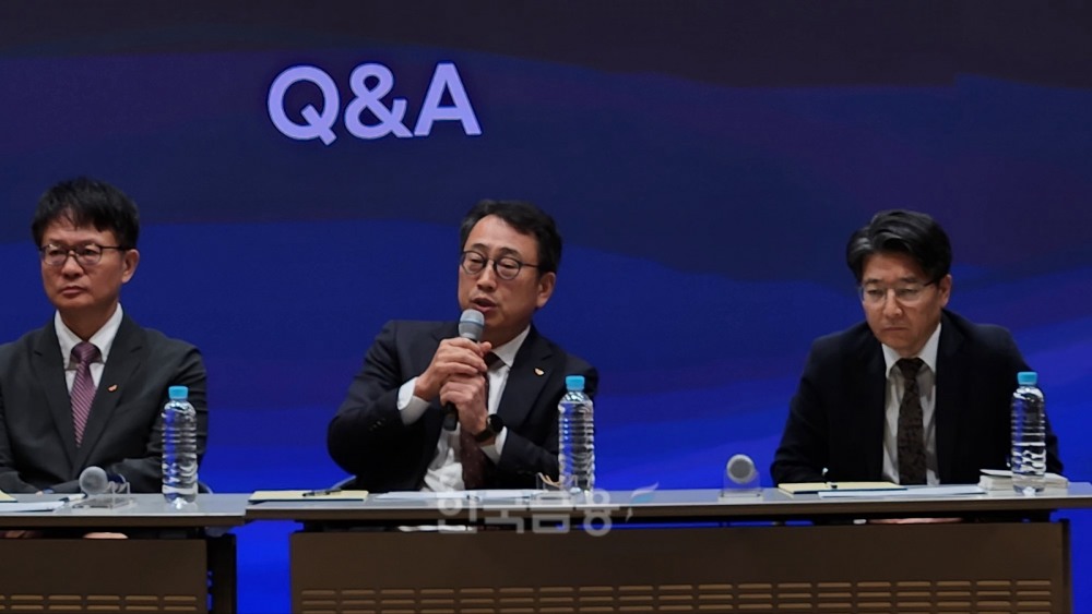 유영상 SKT 대표(가운데)가 2일 진행된 브리핑에서 유심 해킹 사태 추가 조치에 대한 질문에 답하고 있다. / 사진=김재훈 기자