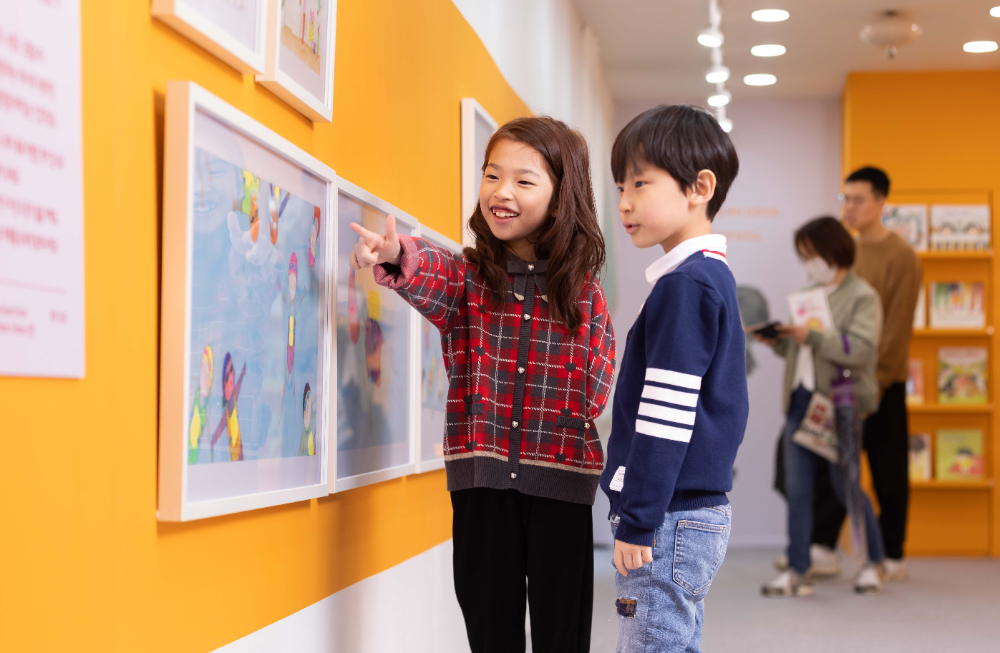 현대해상은 6일까지 ‘2025 서울 스프링 페스타’ 행사의 일환으로 광화문 광장 놀이마당에서 어린이 관람객을 위한 ‘115cm 눈높이’의 미술 전시회를 개최한다./사진제공=현대해상