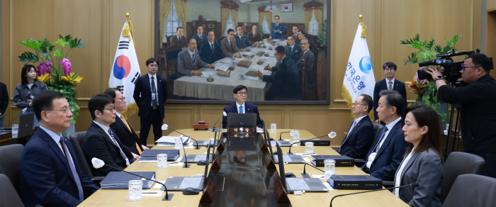 이창용 한국은행 총재가 17일 오전 서울 중구 한국은행에서 열린 금융통화위원회 본회의를 주재하고 있다. 금통위 7인 체제 모습. / 사진제공= 한국은행(2025.04.17)