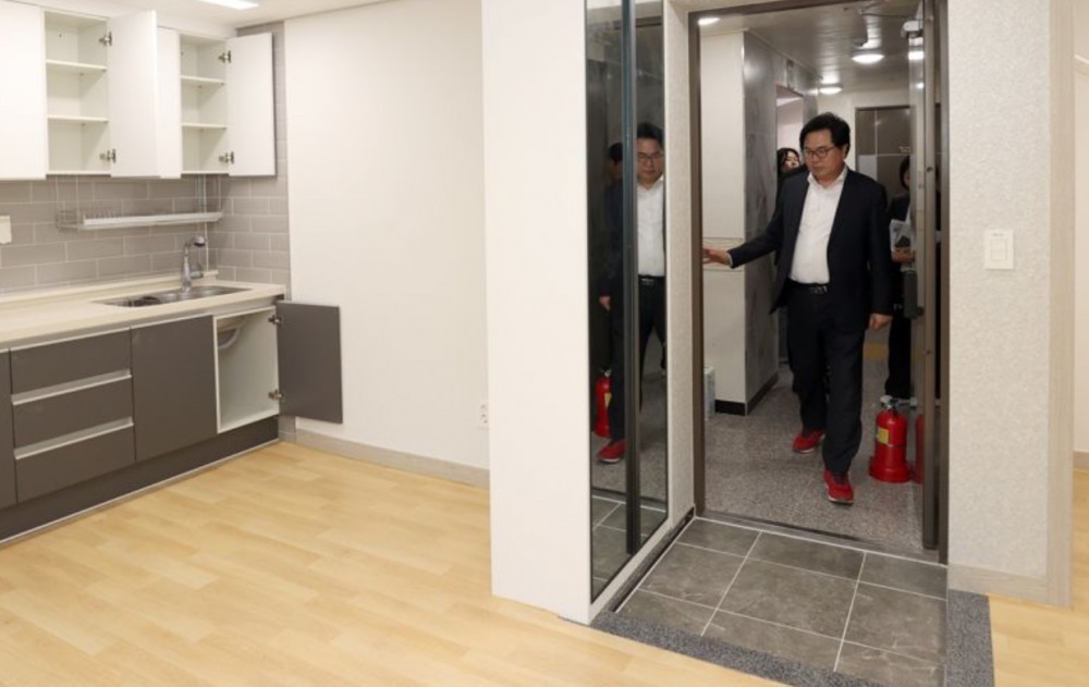 박일하 동작구청장이 지난달 30일 사당동 소재 청년 맞춤형 공공주택을 방문해 살펴보고 있다./사진제공=동작구