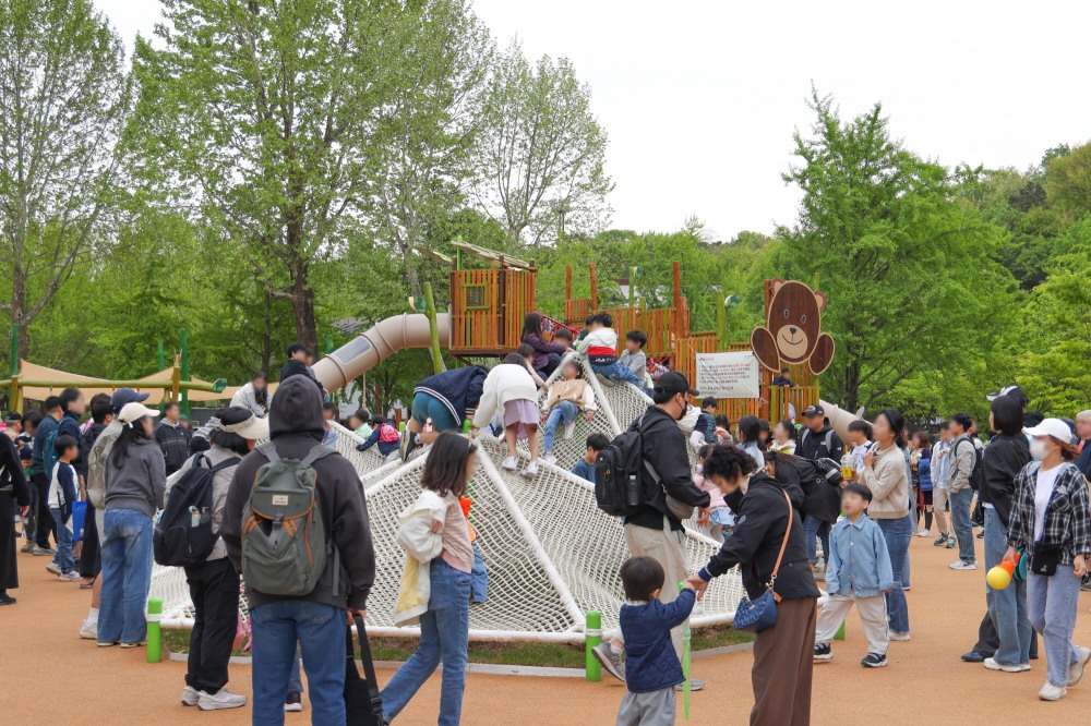 GS건설이 서울어린이대공원에 조성한 어린이 특화정원 ‘꿈틀꿈틀 정원놀이터’./사진제공=GS건설