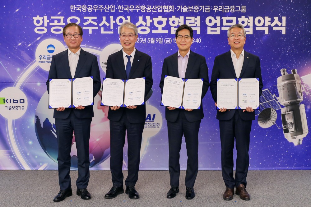 (오른쪽부터) 김종호 기보 이사장, 김민석 한국우주항공산업협회 부회장, 임종룡 우리금융그룹 회장, 강구영 한국항공우주산업(주) 사장이 업무협약 후 기념촬영을 하고 있다. / 사진제공=기술보증기금