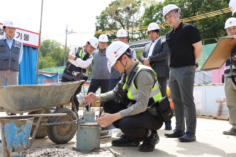 롯데건설 직원이 서초 헌인마을 현장에서 '차세대 혼화제'가 적용된 콘크리트를 테스트하고 있다. / 사진제공=롯데건설