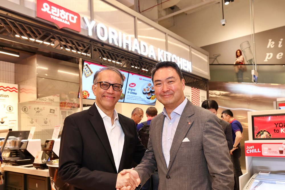 싱가포르의 페어프라이스 엑스트라 비보시티점에 오픈한 ' 롯데마트 EXPRESS'의 델리 특화 매장 '요리하다 키친'에서 악수를 나누고 있는 강성현 롯데마트·슈퍼 대표이사(오른쪽)와 비풀 차울라(Vipul Chawla) NTUC 페어프라이스 대표이사. /사진제공=롯데마트