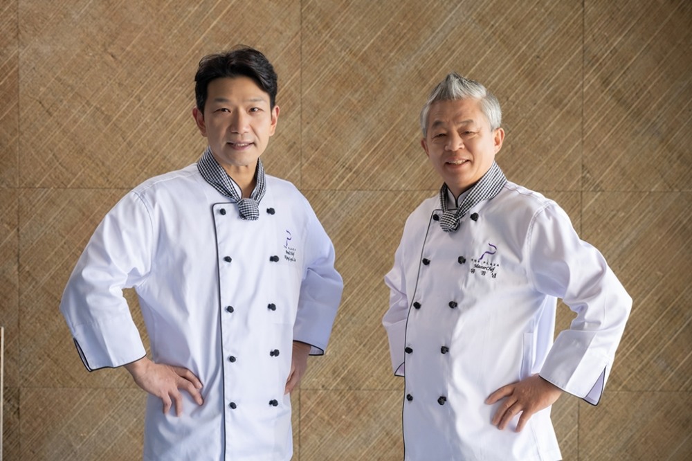 現 도원 총괄 주방장 이경률(왼쪽), 2대 총괄 주방장이자 現 신차이 오너 셰프 유방녕. /사진제공=한화호텔앤드리조트