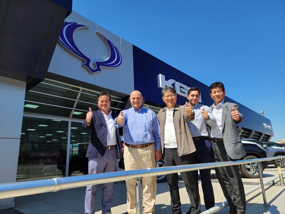 지난해 튀르키예에서 진행된 대리점 간담회. 참석한 곽재선 KG그룹 회장(가운데). / 사진=KGM