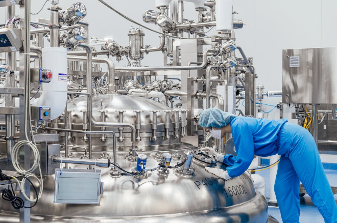 삼성바이오로직스 직원이 4공장 배양기를 점검하고 있다. /사진=삼성바이오로직스