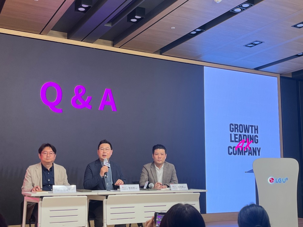 LG유플러스가 27일 서울 용산 사옥에서 ‘AI 상담 어드바이저’에 대해 설명하는 자리를 마련했다. 사진은 (왼쪽부터) 서남희 CX센터 CV담당, 정성권 LG유플러스 IT/플랫폼빌드그룹장(상무), 이진희 신규서비스개발랩 담당 / 사진=정채윤 기자