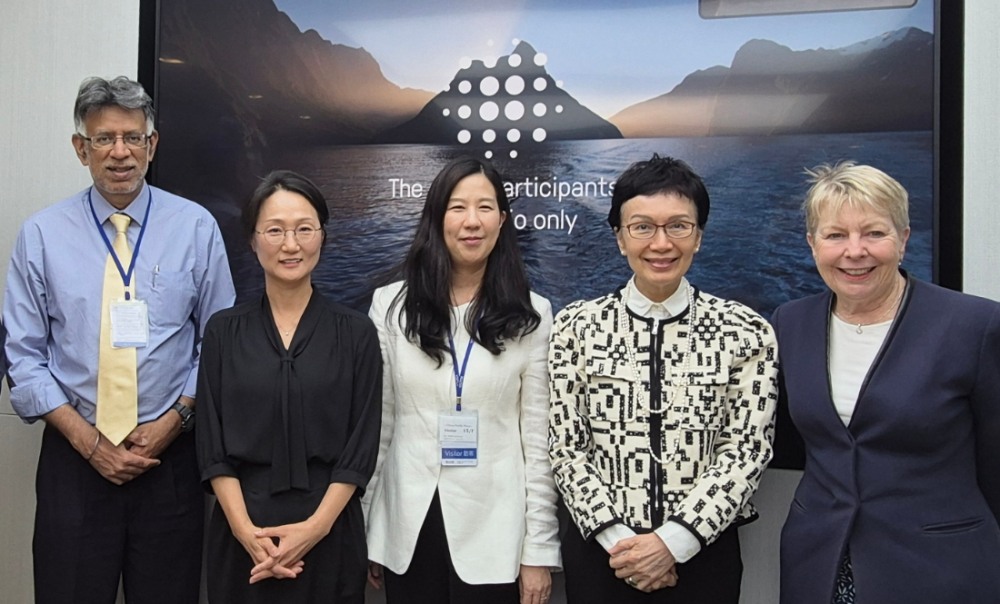 27일 홍콩에서 (사왼쪽부터)아마르 길 ACGA 사무총장, 박유경 APG자산운용 EM주식부문장, 윤재원 신한지주 이사회 의장, 카 시 리우 홍콩신탁이사회협회장, 프루 베넷 브런즈윅그룹 파트너가 기념촬영을 하고 있다. / 사진제공 = 신한금융지주