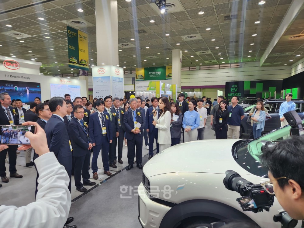 4일 EV 트렌드 코리아 2025에서 진행된 VIP 투어 중 현대차 관계자가 '디 올 뉴 넥쏘'에 대해 소개하고 있다. / 사진=김재훈 기자