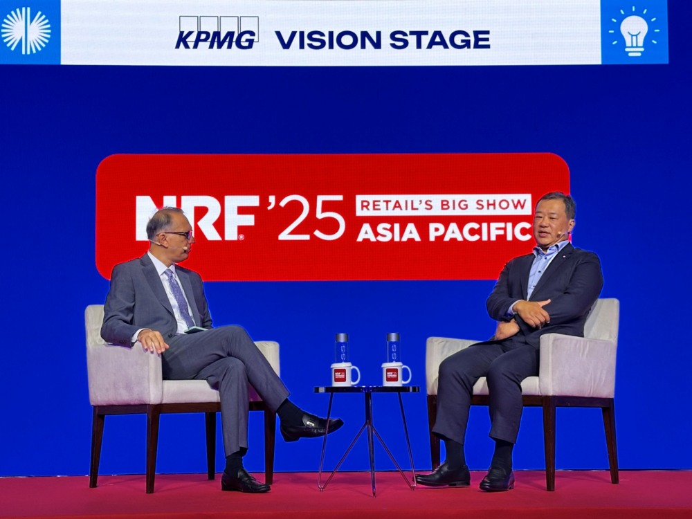지난 6월 3일(화) 김상현 롯데유통군 총괄대표 부회장(오른쪽)이 싱가포르 '마리나 베이 샌즈 싱가포르(Marina Bay Sands Singapore)' 에서 'NRF Big Show APAC 2025'에 참석해 ‘비풀 차울라(Vipul Chawla)' 페어프라이스 그룹 CEO(왼쪽)과 대담을 나눴다. /사진제공=롯데쇼핑