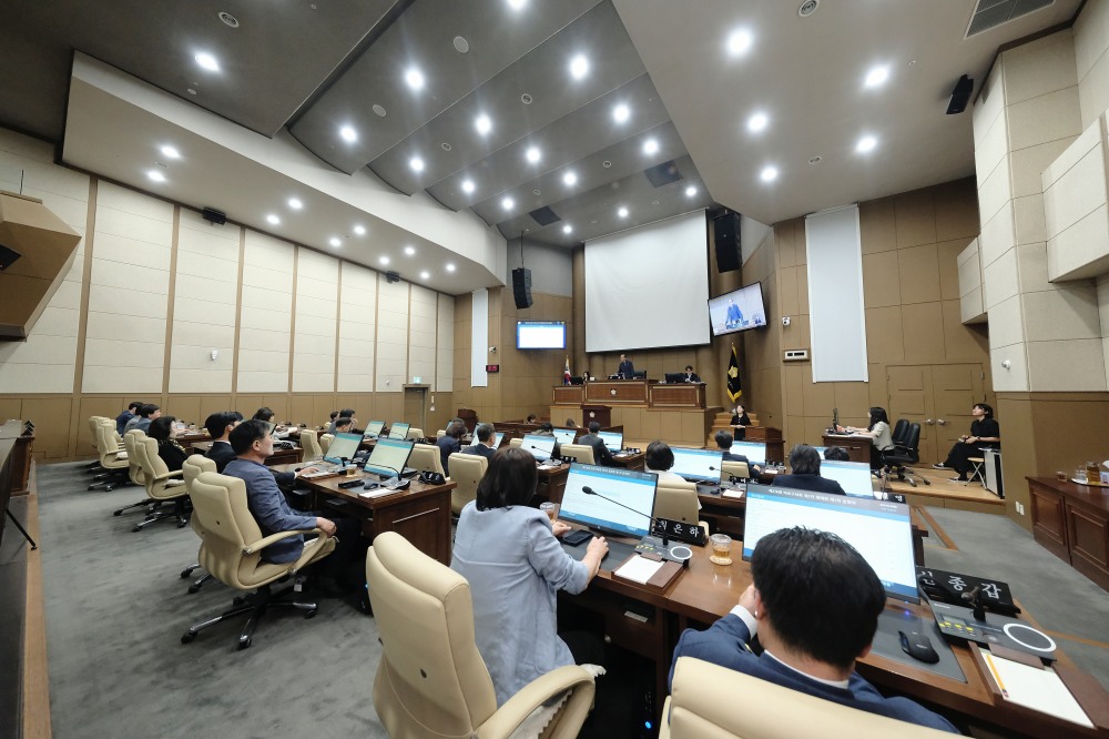 백남환 마포구의회 의장이 본회의를 주재하는 모습./사진제공=마포구의회