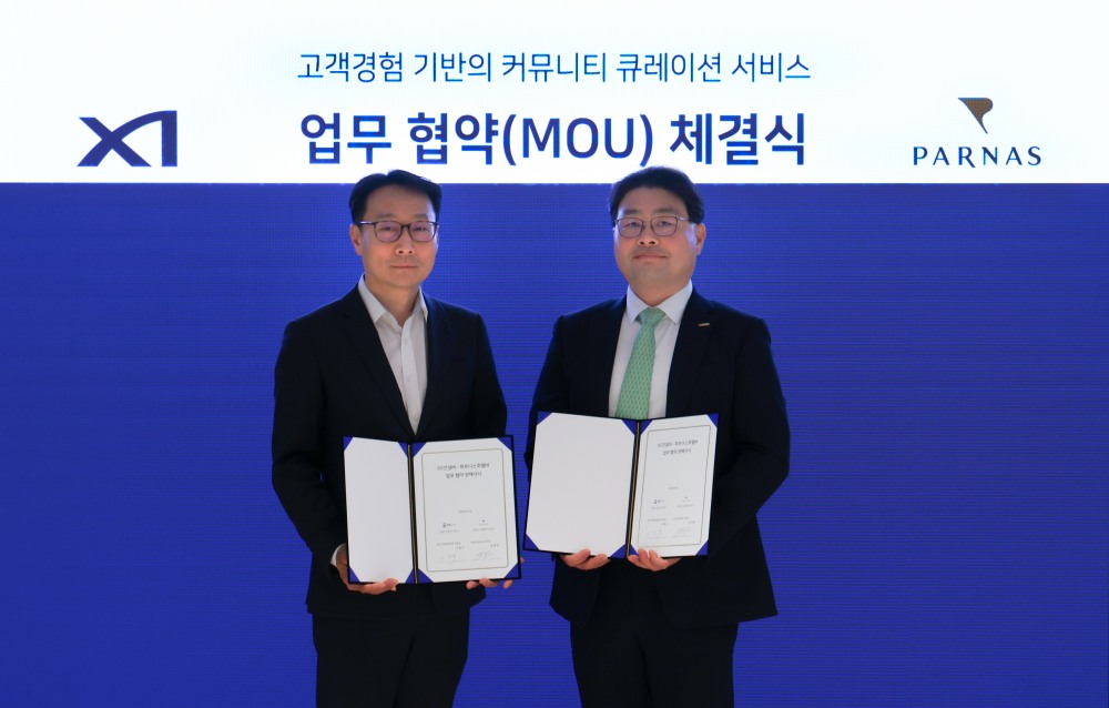 이용구 GS건설 건축주택설계부문장(왼쪽)과 김태형 파르나스호텔 미래사업부문장이 업무 협약을 체결하고 기념촬영하는 모습./사진제공=GS건설