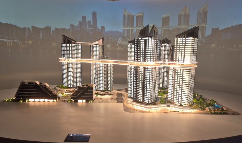 9일 오전 서울 용산구 한강대로 23 한 건물에 HDC현대산업개발 홍보관이 개관했다. 홍보관 내 'THE LINE 330' 모형이 전시됐다. / 사진=한상현 기자