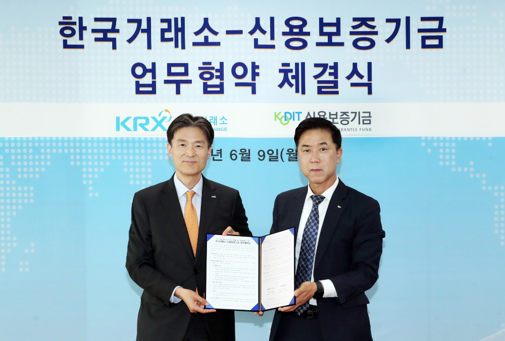 이주영 신용보증기금 전무이사(오른쪽)와 민경욱 한국거래소 부이사장이 9일 열린 ‘코스닥 기술특례상장을 위한 전문평가 업무협약’을 체결한 후 기념 촬영을 하고 있다. / 사진제공 = 신용보증기금