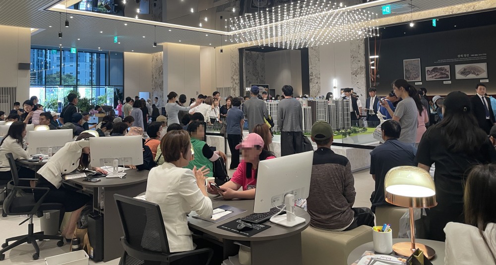 '여주역 로제비앙 더센텀' 견본주택 인파 사진. / 사진제공=피알메이저