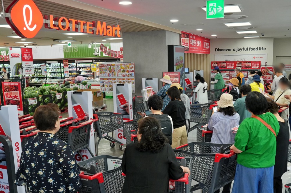 서울시 노원구에 위치한 롯데마트 중계점에 오픈런 하는 모습. /사진제공=롯데마트