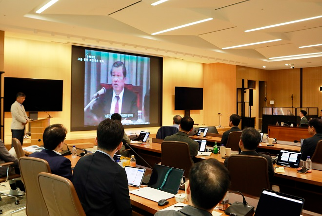 2025 SK 경영전략회의에 참여한 SK 경영진이 최종현 선대회장의 육성을 들으며 SKMS 철학과 정신을 되새기고 있다. 사진제공=SK