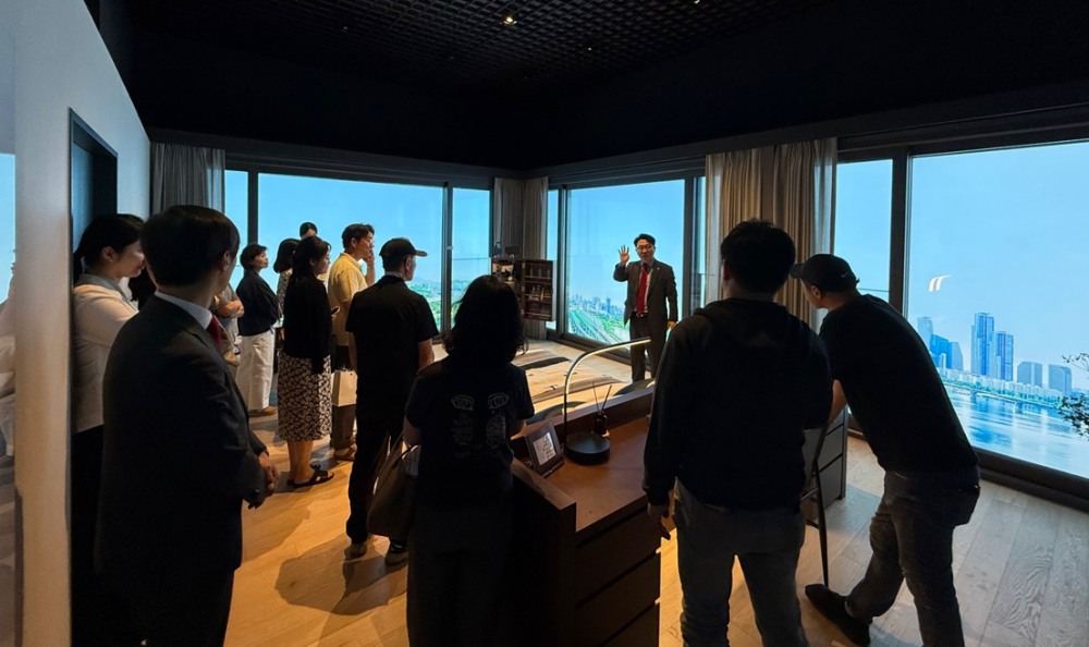 지난 9일 서울 용산구 한강대로 23 한 건물에 HDC현대산업개발 홍보관이 개관했다. 홍보관을 방문한 조합원들이 HDC현대산업개발 관계자의 설명을 듣고 있다. / 사진제공=HDC현대산업개발