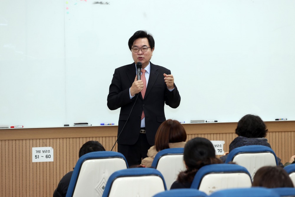 박일하 구청장이 지난 1월 서울 동작구 숭실대학교에서 열린 ‘겨울방학 동작형 리스닝 영어캠프’에 참석해 인사말을 하고 있다. / 사진제공=동작구