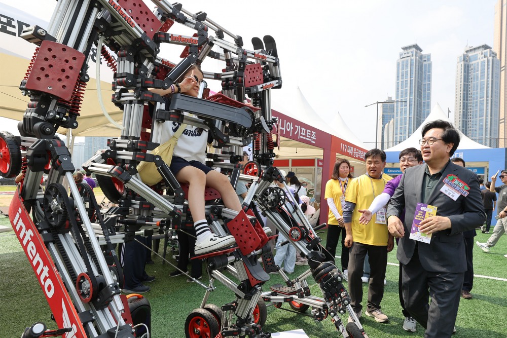 박일하 구청장이 지난 7일 서울 동작구 노량진축구장에서 열린 '2025 동작 청소년 페스타'에서 미래과학 페스티벌 체험 부스를 둘러보고 있다. / 사진제공=동작구