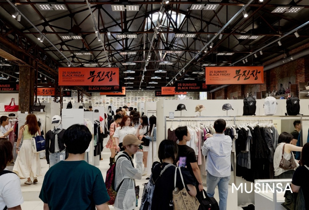 지난 14 일 ‘ 무진장 2025 여름 블랙프라이데이 ’ 가 시작된 무신사 스토어 성수 @ 대림창고에서 쇼핑하는 고객들의 모습./사진제공=무신사