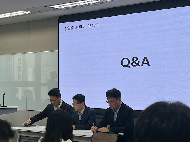 (왼쪽부터) 김희섭 SKT PR센터장, 임봉호 SKT MNO 사업부장, 유정환 SKT 네트워크인프라센터장. / 사진=정채윤 기자