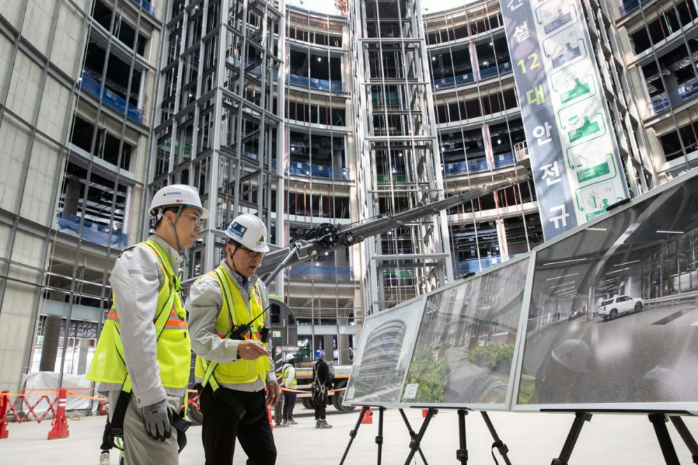 이한우 현대건설 대표(왼쪽 첫 번째)가 현장 안전점검을 진행한 모습.사진제공=현대건설