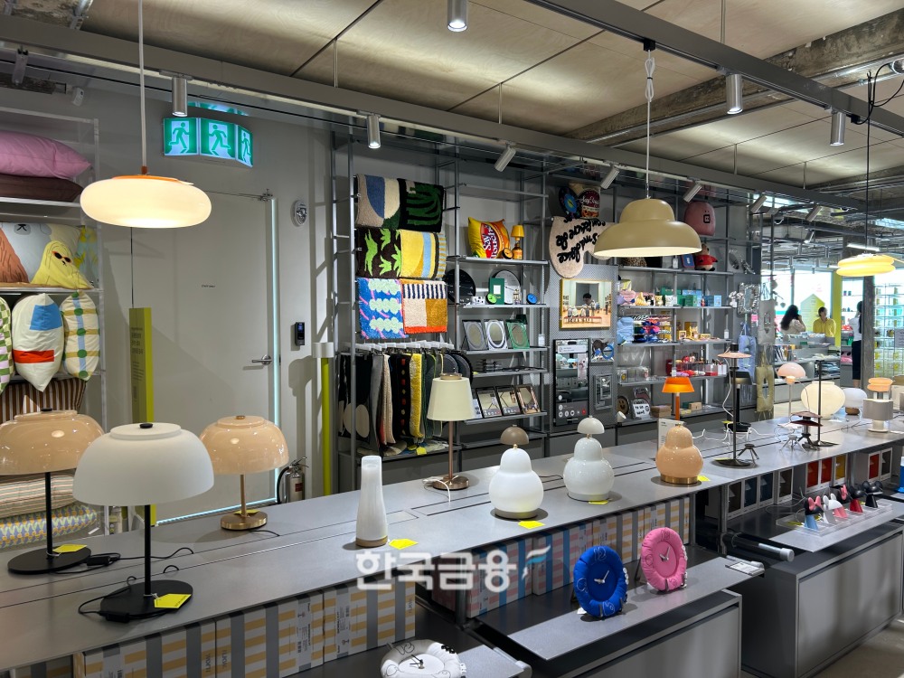 '이구홈 성수' 등에서 판매 중인 각종 브랜드 조명과 러그 등 '홈데코' 존. /사진=박슬기 기자