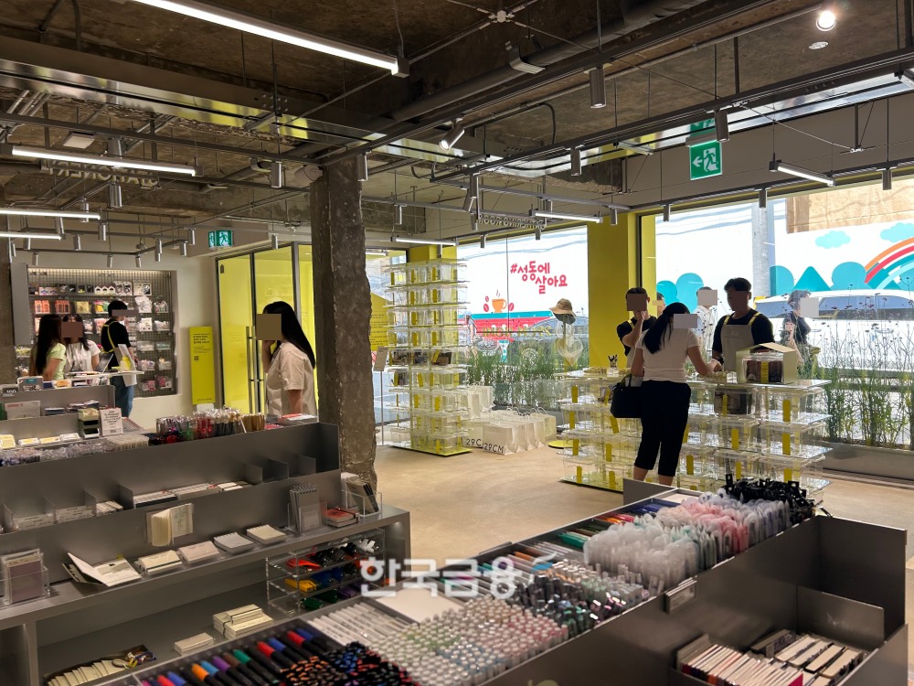 '이구홈 성수' 문구류와 브랜드 팝업 존. /사진=박슬기 기자