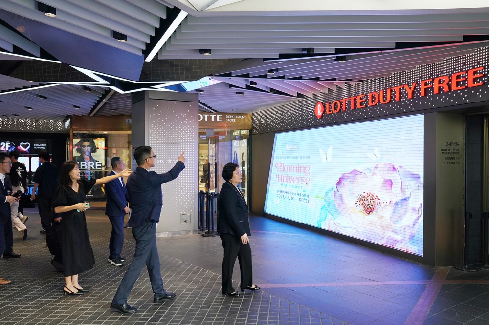 리우쿤 중국여유그룹 부총경리(오른쪽 첫 번째) 등 중국국영면세점그룹(CDFG) 및 모기업인 중국여유그룹 임원진이 비즈니스 미팅 전 서울 중구 롯데면세점 명동본점 스타에비뉴를 둘러보고 있다. /사진제공=롯데면세점