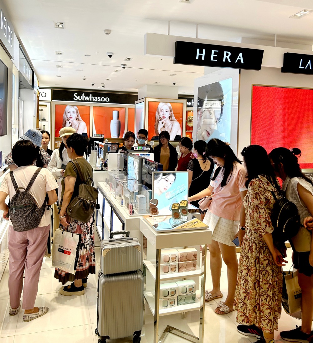 지난 2023년 한국행 첫 중국 패키지 단체 관광객이 서울시 장충동 소재 신라면세점 서울점에서 쇼핑하고 있는 모습. /사진제공=신라면세점