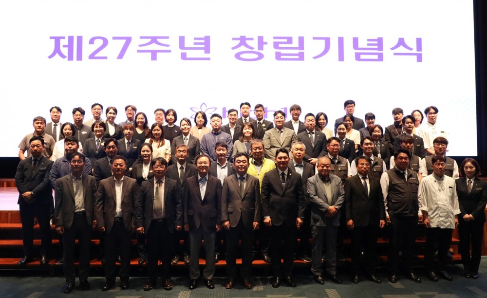 최철규 강원랜드 대표이사 직무대행(첫줄 다섯번째)이 23일 열린 제27주년 창립기념식에서 기념촬영을 하고 있다. /사진제공=강원랜드