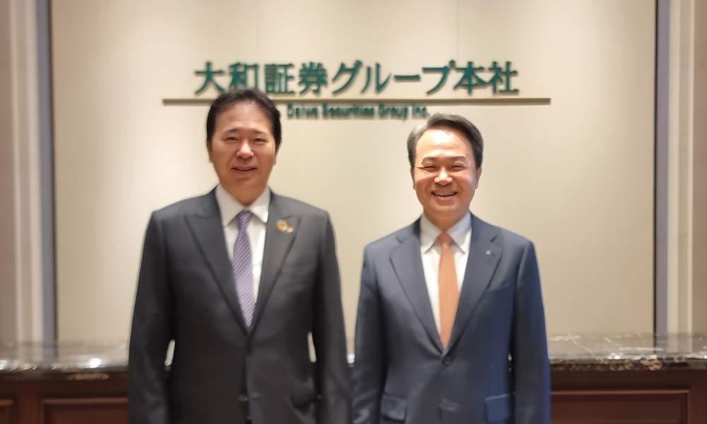 지난 4월 일본 IR에 직접 나선 진옥동 신한금융 회장(오른쪽) / 사진제공 = 신한금융지주