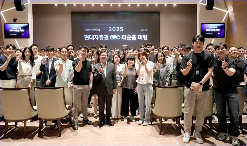 지난 6월 23일, 서울 여의도 한국거래소(KRX)에서 배형근 현대차증권 사장(사진 가운데)이 임직원들과 함께 기념 사진 촬영을 하고 있다./ 사진 = 현대차증권