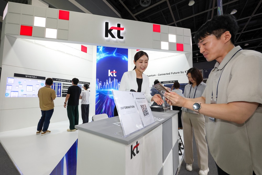 KT가 서울시 서초구 aT센터 제2전시장에서 열리는 ‘퀀텀 코리아 2025’에 참가해 양자 양자암호통신 기술을 선보인다고 24일 밝혔다. 사진은 KT 전시관에 방문한 관람객들이 양자암호통신 기술을 관람하는 모습. / 사진=KT