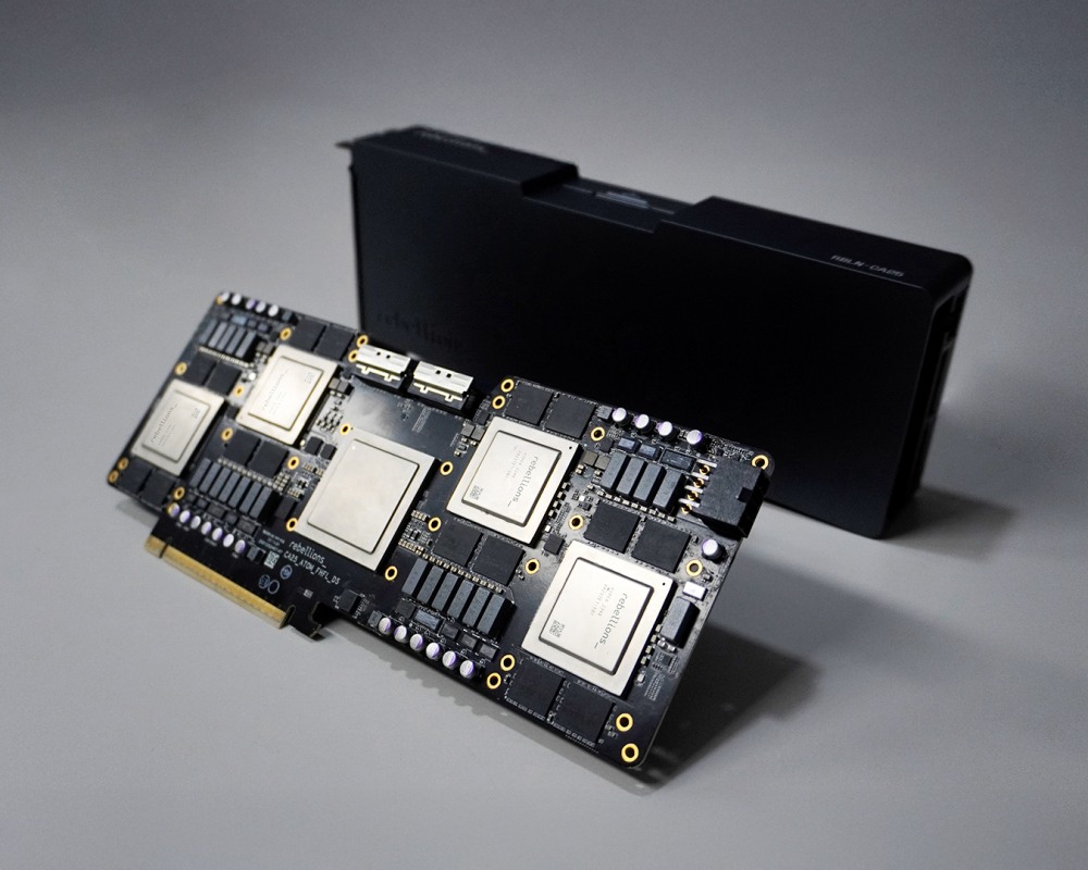 SK텔레콤이 AI 반도체 스타트업 리벨리온과 함께 ‘에이닷 전화 통화요약’ 등 자사 주요 AI 서비스들에 리벨리온의 NPU를 적용하기 위한 테스트를 진행 중이라고 25일 밝혔다. 사진은 리벨리온의 NPU 아톰 맥스. / 사진=SK텔레콤