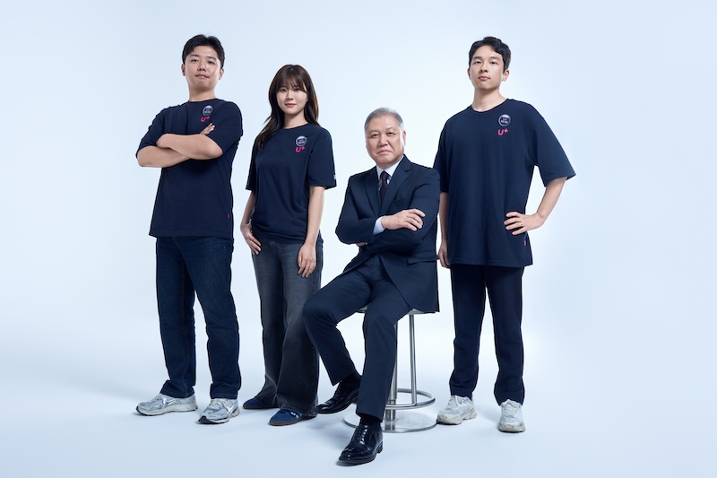 LG유플러스가 국내 1호 프로파일러로 알려진 권일용 교수를 ‘보안 앰배서더’로 선정했다. 사진은 보안 앰배서더로 선정된 권일용 교수(오른쪽 2번째)와 LG유플러스 직원들이 전국 매장에 부착될 포스터 촬영을 하는 모습. / 사진=LG유플러스