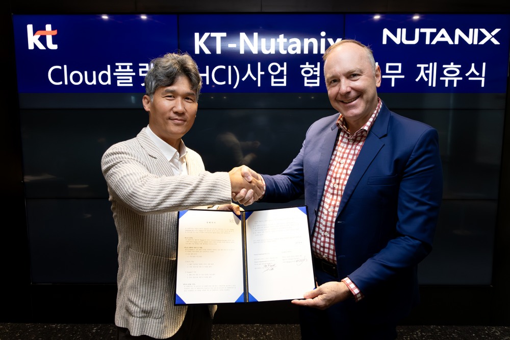 KT가 뉴타닉스 코리아와 기업 및 공공기관의 안정적인 클라우드 환경 구축을 위해 협력한다고 27일 밝혔다. 사진은 명제훈 KT 엔터프라이즈부문 서비스프로덕트본부장(왼쪽)와 제이 투세스 뉴타닉스 APJ(아시아태평양) 총괄 부사장이 기념 사진 촬영하는 모습. / 사진=KT