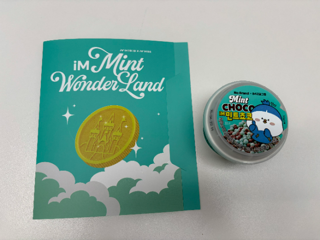 민트 럭키존에서 이벤트 참여 후 받은 굿즈 / 사진=우한나 기자