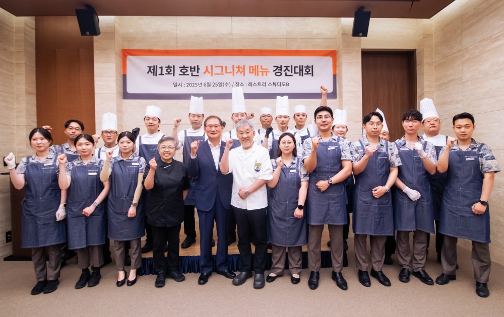 호반호텔앤리조트의 ‘제1회 호반 시그니처 메뉴 경진대회’ 결선 참가자들이 행사 후 기념사진을 찍고 있다. 이정호 호반그룹 레저부문 부회장(왼쪽에서 다섯번째), 조희숙 ‘한식공간’ 셰프(왼쪽에서 네번째), ‘흑송 우동소바’ 김주영 셰프(왼쪽에서 여섯번째) 등이 포즈를 취하고 있다. /사진제공=호반그룹