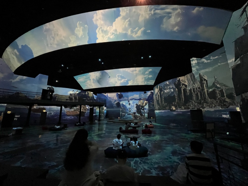 스마일게이트 ‘로스트아크 미디어아트전: 빛의 여정’ 전시 미디어아트 상영관. / 사진=정채윤 기자